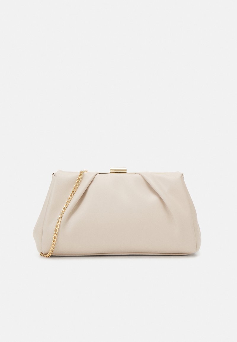 Pochette beige avec fermoir doré et bandoulière chaîne dorée, détails froncés doux sur le dessus, posée sur un fond blanc uni.