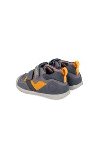Zapatos infantiles bicolor en gris y naranja, con material superior suave, correas de Velcro y una suela de goma flexible para mayor comodidad.