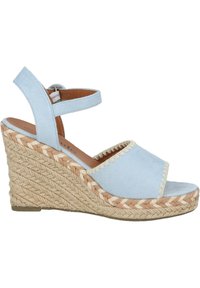 Sandali wedge in suede azzurro chiaro con dettagli in corda di juta intrecciata beige e una cinghia attorno alla caviglia. Design open toe con accenti cuciti.