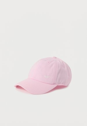 Gorra de béisbol de algodón rosa con visera curvada y logo blanco de Nike en el frente. Cuatro orificios de ventilación y correa ajustable en la parte trasera.