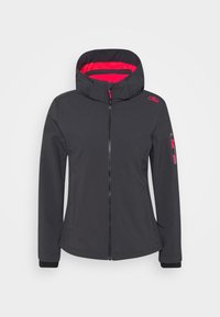 Veste softshell gris foncé au design ajusté, fermeture éclair, capuche et accents roses au niveau du col et du logo. Texture lisse, quincaillerie minimale.