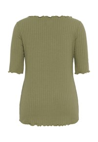 Top ajusté côtelé vert olive avec des manches courtes, présentant un bord festonné au niveau de l'encolure et des manches. Design simple et texturé.