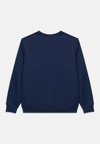 Μακρυμάνικο φούτερ με στρογγυλή λαιμόκοψη σε ναυτικό μπλε, εμφανίζεται από πίσω με ριμπ μανσέτες και τελείωμα, σε λευκό φόντο.