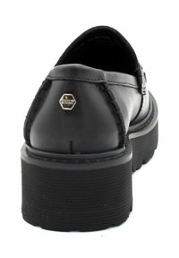 Chaussure en cuir noir avec un bout rond, semelle en caoutchouc épaisse, détails cousus et un petit logo métallique sur le talon.