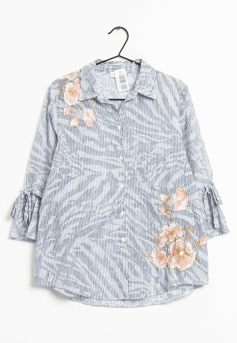 Chemise à rayures boutonnée avec manches trois-quarts, liens aux poignets et broderie florale rose sur l'épaule et le bas, suspendue sur un cintre noir.
