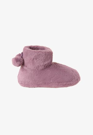 Blød, blød ankelhøj hjemmesko i lyse lilla med en pompon fastgjort bagpå, designet til indendørs komfort.