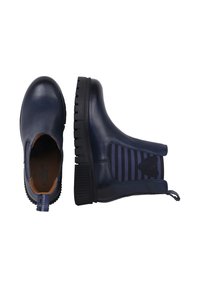 Marineblaue Knöchelschuhe aus glänzendem Leder, mit gestreiftem elastischen Seiteneinsatz, schwarzer Gummisohle und einer Ziehschlaufe für einfaches An- und Ausziehen.