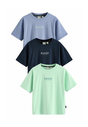 Drei kurzärmlige T-Shirts in Hellblau, Marineblau und Minzgrün. Jedes Shirt hat den Text "BAKER" mittig auf der Brust in kontrastierenden Farben.