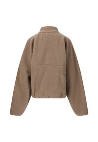 Braune Fleecejacke mit hohem Kragen, überschnittenen Schultern und lockerer Passform. Strukturierter Stoff mit Nahtdetails undseitlichen Taschen.