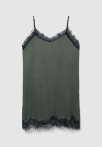 Abito lungo in satin verde scuro con bordo in pizzo nero lungo il collo e l'orlo, spalline sottili regolabili, disposto su uno sfondo chiaro.