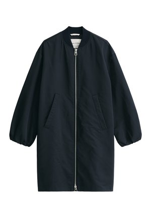 Zwarte lange bomberjas met geribde kraag, volledige ritssluiting aan de voorkant, schuine zijzakken en elastische manchetten.