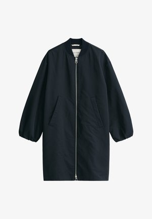 Veste bomber longue noire avec col côtelé, fermeture éclair frontale complète, poches latérales inclinées et poignets élastiques.