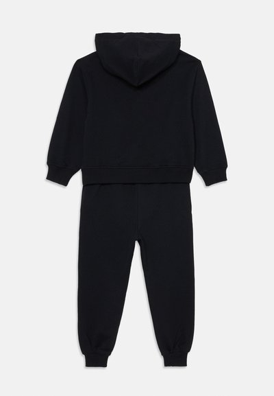 Zwarte katoenen hoodie met bijpassende broek. Beschikt over een capuchon, ribbelboorden en een elastische tailleband. Glad textuur, casual ontwerp.