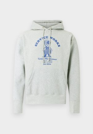 Sweatshirt cinzenta com capuz, feita de lã suave. A frente apresenta uma estampa gráfica azul com texto e design de personagem. Inclui um bolso frontal.