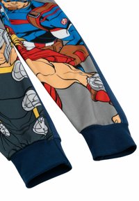 Felpa a maniche lunghe con stampa grafica in stile fumetto di supereroi. Realizzata in tessuto morbido con polsini a coste blu navy e un design multicolore.