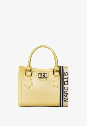 Borsa gialla realizzata in materiale liscio e lucido, dotata di due manici, un logo in metallo nero e una tracolla in tessuto con il testo "MARC ELLIS".