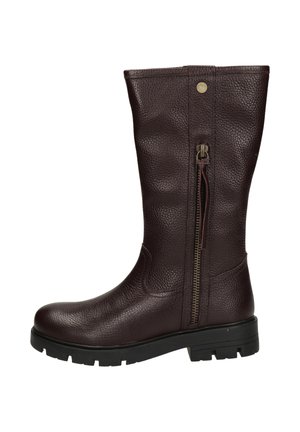 Botte en cuir brun foncé texturé mi-mollet avec fermeture éclair latérale, bout rond et semelle noire épaisse crantée pour l'adhérence.