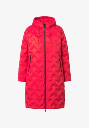 Rote Pufferjacke mit Kapuze, ausgestattet mit einem durchgehenden Reißverschluss, zwei seitlichen Reißverschluss-Taschen und einem gesteppten Design im Chevron-Muster.