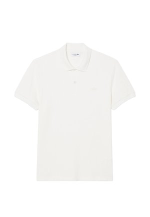Polo blanc à manches courtes avec col, un bouton et un logo discret de la marque sur le côté gauche de la poitrine.