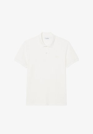 Polo blanc à manches courtes avec col, un bouton et un logo discret de la marque sur le côté gauche de la poitrine.