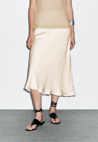 Massimo Dutti FLOWING SATIN MIDI - Jupe trapèze - beige
