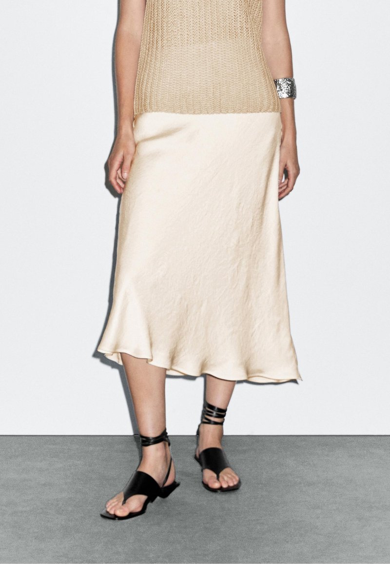 Massimo Dutti FLOWING SATIN MIDI - Jupe trapèze - beige