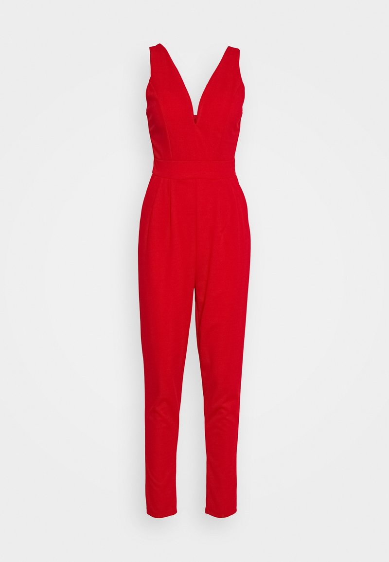 Combinaison rouge sans manches avec un profond décolleté en V et une taille ajustée, pantalon droit sur un fond clair uni.