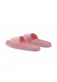 Różowe sandały na płaskiej podeszwie wykonane z gumy. Posiadają szeroki pasek z wytłoczonym logo oraz teksturowaną wkładkę dla lepszej przyczepności. Płaska podeszwa z zaokrąglonymi krawędziami.