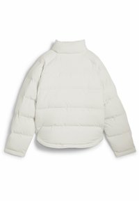 Pufová bunda s vysokým límcem a zkráceným lemem, v jednotné světle krémové barvě, prošívanou texturou a oversized střihem.