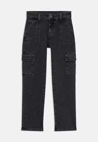 Pantalones cargo de mezclilla negra con cintura ajustada, múltiples bolsillos delanteros y laterales, y un diseño de pierna recta. Detalles de costura en toda la prenda.