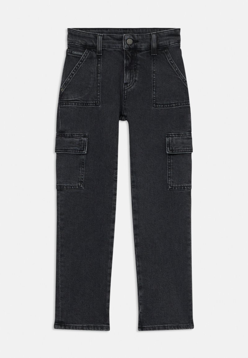 Pantalones cargo de mezclilla negra con cintura ajustada, múltiples bolsillos delanteros y laterales, y un diseño de pierna recta. Detalles de costura en toda la prenda.