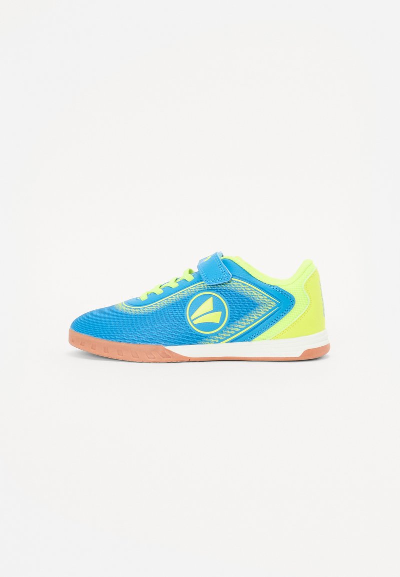 Sportlicher Schuh aus blauem und neon-gelbem Mesh, ausgestattet mit einem Klettverschluss und einer Gummiaußensohle. Hervorzuheben sind das leichte Design und das atmungsaktive Material.