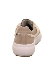 Beżowy sneaker z białą podeszwą, puszystą teksturą po bokach i wyściełanym kołnierzem, widziany od tyłu na białym tle.