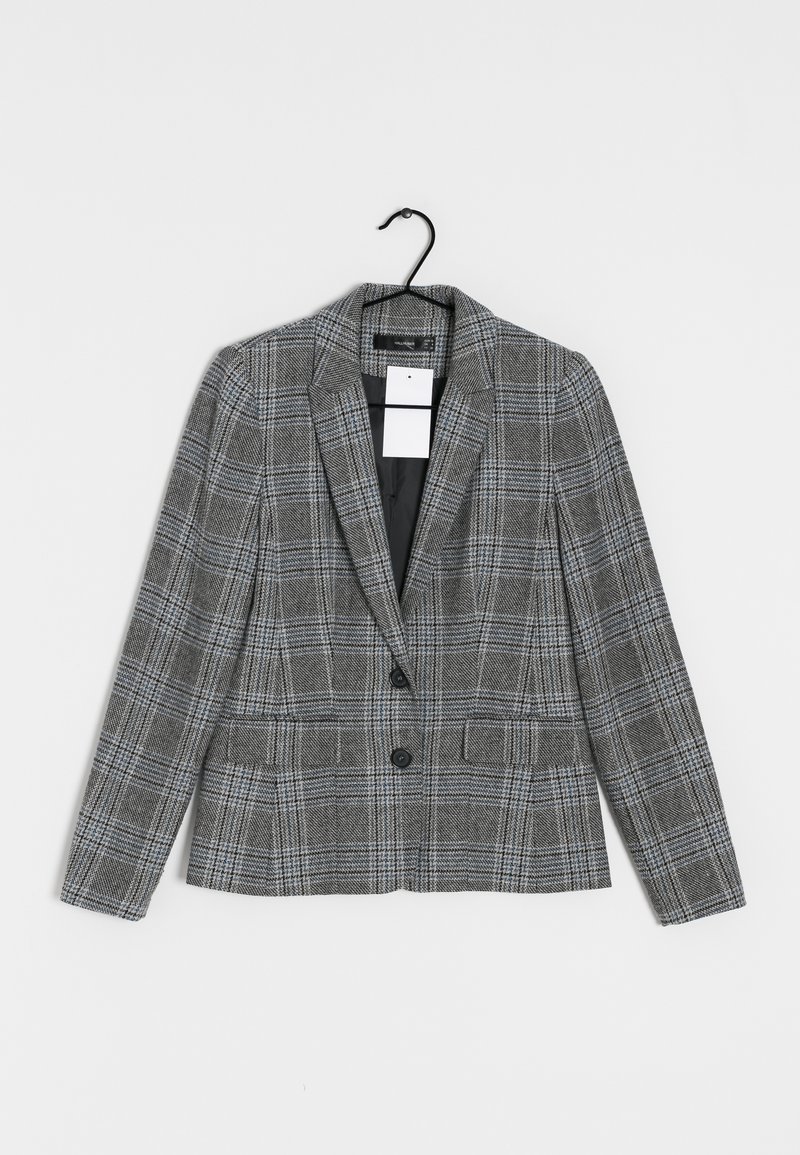 Szary blezer w kratę o strukturalnym wzornictwie. Posiada klapę w kształcie litery notched, dwa guziki oraz dwie przednie kieszenie. Wisi na czarnym wieszaku.