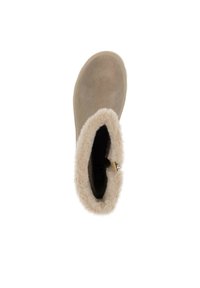 Botín beige con un exterior de ante y un suave y esponjoso forro crema alrededor del tobillo. Presenta un interior negro y un pequeño acento de logotipo.