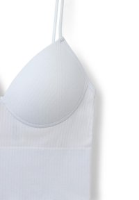 Camicetta bianca a coste con un design aderente, caratterizzata da sottili spalline regolabili e un colletto rotondo con dettagli di texture discreti.
