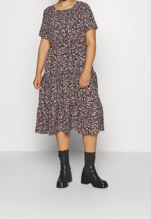 Kwiecista sukienka z krótkimi rękawami, czarne tło i różowo-białe kwiaty. Posiada warstwową spódnicę i sięga poniżej kolan, zestawiona z czarnymi botkami za kostkę.