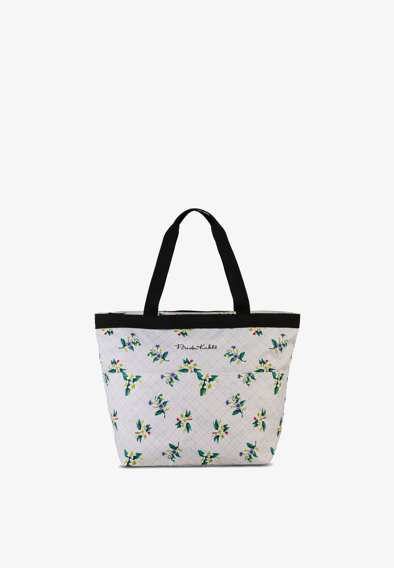 Witte draagtas met zwarte handvatten, bloemenpatroon in groen, geel en rood, en de tekst "Frida Kahlo" geborduurd nabij het midden bovenaan.