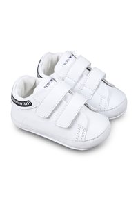 Witte kinderschoenen van glad synthetisch leer, met twee klittenbandsluitingen en een gestructureerde zwarte accent op de hiel.