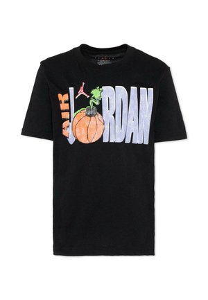 Camiseta negra de Jordan con el texto "AIR JORDAN", una calabaza naranja que sustituye la "O" y un logotipo rojo de Jumpman encima de la calabaza.