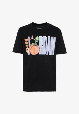 Maglietta nera Jordan con la scritta "AIR JORDAN", una zucca arancione che sostituisce la "O" e un logo Jumpman rosso sopra la zucca.