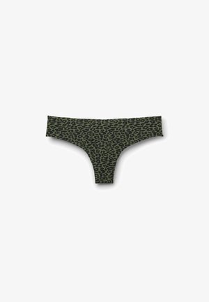 String-tanga imprimé léopard vert avec une texture douce et une large ceinture. Le motif présente des taches noires sur un fond olive.