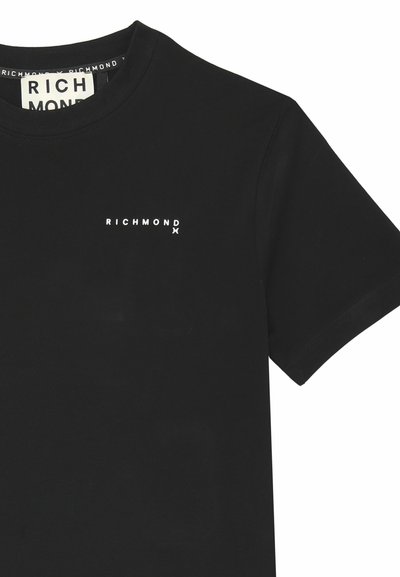 T-shirt nero a maniche corte con piccolo logo bianco "RICHMOND X" sul petto sinistro e etichetta di marca all'interno del colletto.