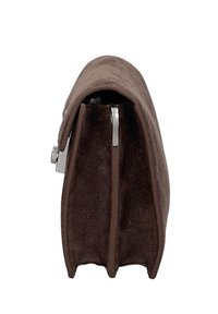 Borsa a tracolla in suede marrone con design a fisarmonica, dotata di tre scomparti e una cerniera argentata visibile dalla vista laterale.