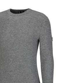Grijze geribbelde gebreide trui met een ronde halslijn en lange mouwen. Bevat een textuurstof en een klein logo-opdruk op de mouw.