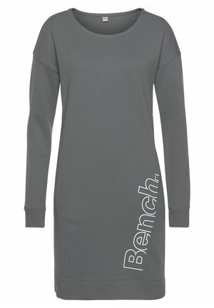 Graues langärmliges Kleid aus softem Stoff mit einem runden Ausschnitt, das auf der Vorderseite diagonal mit einem weißen "Bench"-Logo versehen ist.