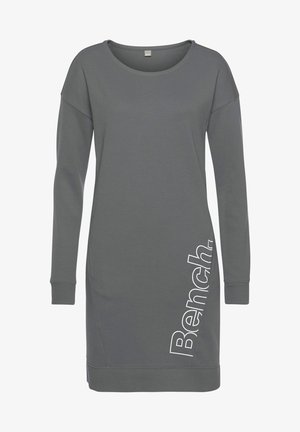 Graues langärmliges Kleid aus softem Stoff mit einem runden Ausschnitt, das auf der Vorderseite diagonal mit einem weißen "Bench"-Logo versehen ist.