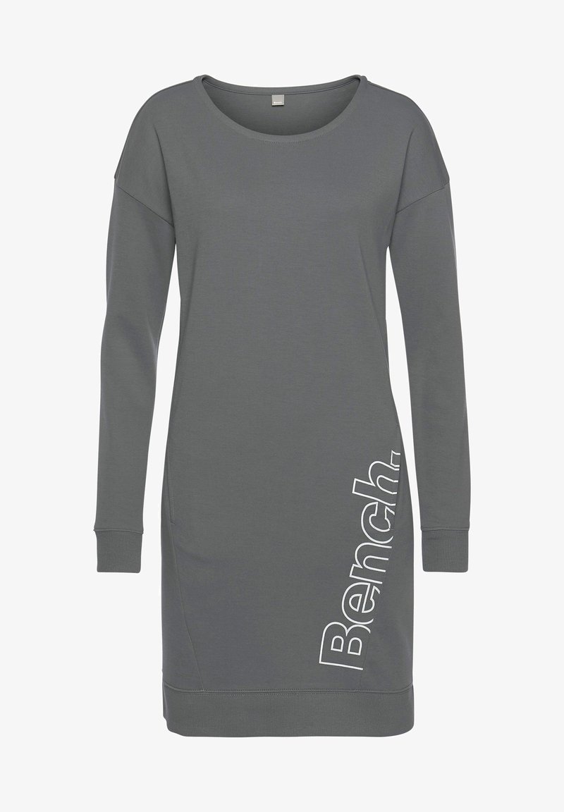 Graues langärmliges Kleid aus softem Stoff mit einem runden Ausschnitt, das auf der Vorderseite diagonal mit einem weißen "Bench"-Logo versehen ist.