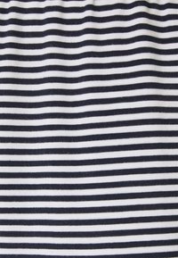 Tissu rayé bleu marine et blanc, présentant des rayures horizontales de largeur égale. Texture douce avec une légère élasticité, adaptée à différents vêtements.