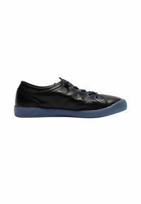 Sneaker in pelle nera con dettagli in lacci blu, superficie texturizzata, punta arrotondata e suola in gomma con una suola esterna blu chiaro.
